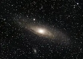 O melik ise, ezel-ebed sultanı olan bir Zât-ı Mukaddestir ki, yedi kat semâvât ve arz ve içlerinde olan her şey, kendilerine mahsus lisanlarla o Zâtı takdis edip tesbih ediyorlar.